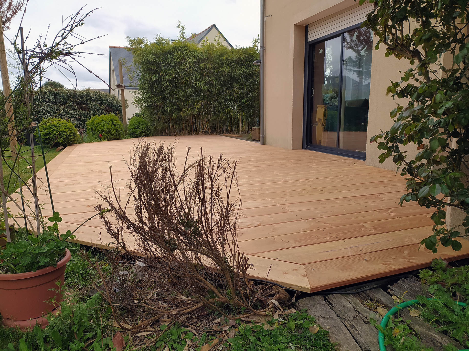 Nicolas Pinget menuisier - réalisation d'une terrasse en Douglas
