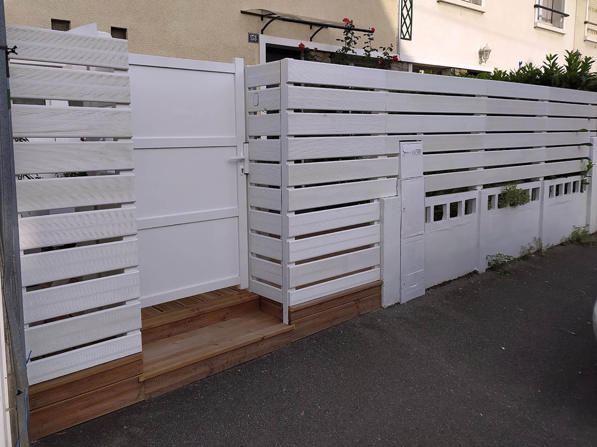 Nicolas Pinget - Extension bois - Réalisation d'une clôture avec terrasse intégrée au devant de la maison